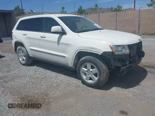 2011 Jeep Grand Cherokee Laredo z VIN 1J4RR4GG7BC555983, wystawiony jako IAAI lot #42361563 z przebiegiem 50 153 mil mil oraz . Historia ofert i sprzedaży dostępna na DreamBid. Obrazek 1.