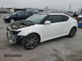 2013 Scion tC z VIN JTKJF5C77D3056779, wystawiony jako Copart lot #57459935 z przebiegiem 157 420 mil mil oraz Szkoda całkowita • Salvage title. Historia ofert i sprzedaży dostępna na DreamBid. Obrazek 1.