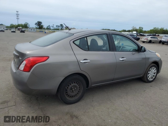 2012 Nissan Versa SV z VIN 3N1CN7AP6CL921037, wystawiony jako Copart lot #58689265 z przebiegiem 107 697 mil mil oraz Szkoda całkowita • Salvage title. Historia ofert i sprzedaży dostępna na DreamBid. Obrazek 3.