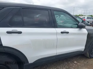 2021 Ford Police Interceptor Utility z VIN 1FM5K8ABXMGA46944, wystawiony jako IAAI lot #42087400 z przebiegiem 82 623 mil mil oraz . Historia ofert i sprzedaży dostępna na DreamBid. Obrazek 12.