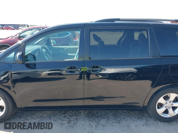 2015 Toyota Sienna LE AAS z VIN 5TDKK3DC0FS613377, wystawiony jako IAAI lot #42214127 z przebiegiem 135 836 mil mil oraz . Historia ofert i sprzedaży dostępna na DreamBid. Obrazek 15.