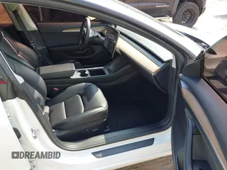 2021 Tesla Model 3 Standard Range Plus z VIN 5YJ3E1EA9MF027985, wystawiony jako IAAI lot #42045254 z przebiegiem 42 353 mil mil oraz . Historia ofert i sprzedaży dostępna na DreamBid. Obrazek 5.