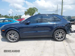 2024 Porsche Cayenne z VIN WP1AA2AY2RDA02192, wystawiony jako IAAI lot #42218312 z przebiegiem 14 809 mil mil oraz . Historia ofert i sprzedaży dostępna na DreamBid. Obrazek 15.