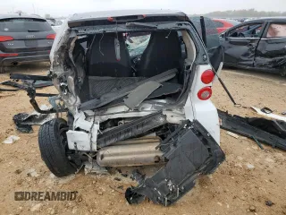 2012 Smart fortwo Pure z VIN WMEEJ3BA9CK565559, wystawiony jako Copart lot #83961444 z przebiegiem Nie podano mil oraz Nie do naprawy. Historia ofert i sprzedaży dostępna na DreamBid. Obrazek 6.