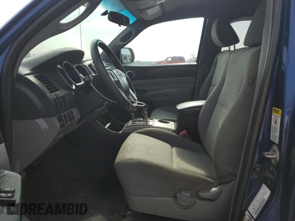 2015 Toyota Tacoma z VIN 5TFUX4EN6FX031844, wystawiony jako Copart lot #60068045 z przebiegiem 125 318 mil mil oraz Czysty tytuł • Clean title. Historia ofert i sprzedaży dostępna na DreamBid. Obrazek 7.