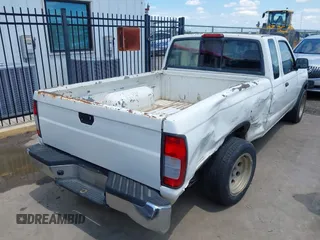 1998 Nissan Frontier XE z VIN 1N6DD26S3WC374939, wystawiony jako IAAI lot #42370706 z przebiegiem Nie podano mil oraz . Historia ofert i sprzedaży dostępna na DreamBid. Obrazek 4.