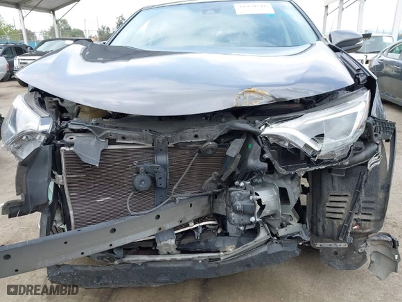 2018 Toyota RAV4 XLE with VIN JTMWFREV4JJ742463, listed as a IAAI auction lot 41920716 with 61,141 mi miles. Bid and sale history available at carsss.com. Image 6.