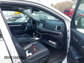2019 Toyota Highlander SE z VIN 5TDJZRFH5KS594502, wystawiony jako IAAI lot #42118942 z przebiegiem 48 351 mil mil oraz . Historia ofert i sprzedaży dostępna na DreamBid. Obrazek 5.