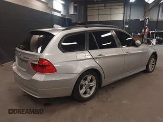 2007 BMW 3 Series 328xi z VIN WBAVT73547FZ35622, wystawiony jako IAAI lot #42355513 z przebiegiem 136 579 mil mil oraz . Historia ofert i sprzedaży dostępna na DreamBid. Obrazek 4.