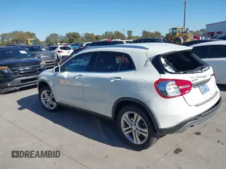 2015 Mercedes-Benz GLA 250 z VIN WDCTG4EB7FJ140389, wystawiony jako IAAI lot #40752551 z przebiegiem 49 294 mil mil oraz . Historia ofert i sprzedaży dostępna na DreamBid. Obrazek 3.