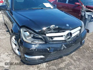 2013 Mercedes-Benz C 250 z VIN WDDGJ4HB7DG012481, wystawiony jako IAAI lot #39663837 z przebiegiem 145 884 mil mil oraz . Historia ofert i sprzedaży dostępna na DreamBid. Obrazek 6.