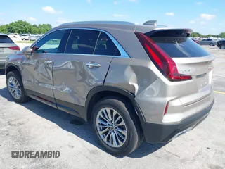 2025 Cadillac XT4 FWD Premium Luxury z VIN 1GYFZCR41SF152998, wystawiony jako IAAI lot #42318061 z przebiegiem 9521 mil mil oraz . Historia ofert i sprzedaży dostępna na DreamBid. Obrazek 3.