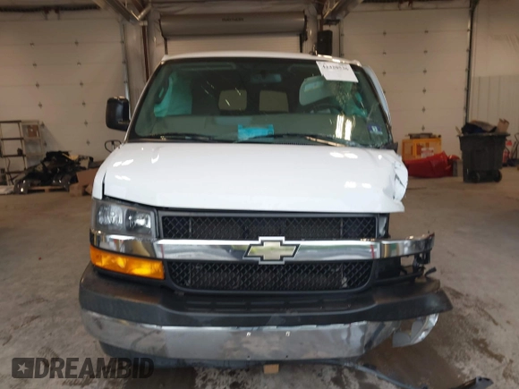 2018 Chevrolet Express Passenger LT z VIN 1GAZGPFG3J1267167, wystawiony jako IAAI lot #42320536 z przebiegiem 81 068 mil mil oraz . Historia ofert i sprzedaży dostępna na DreamBid. Obrazek 12.