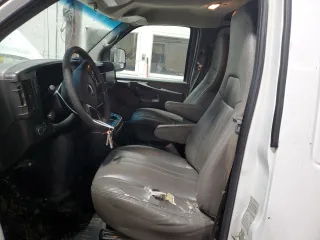 2011 GMC Savana Cargo z VIN 1GTW7GCA6B1900255, wystawiony jako Copart lot #60541955 z przebiegiem 205 036 mil mil oraz Czysty tytuł • Clean title. Historia ofert i sprzedaży dostępna na DreamBid. Obrazek 7.