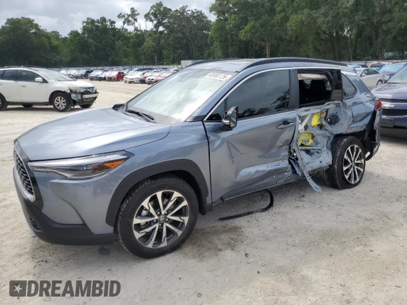 2022 Toyota Corolla Cross XLE z VIN 7MUDAAAG9NV036831, wystawiony jako Copart lot #60986125 z przebiegiem 6 642 mil mil oraz Szkoda całkowita • Salvage title. Historia ofert i sprzedaży dostępna na DreamBid. Obrazek 1.