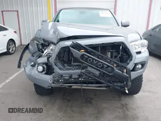 2021 Toyota Tacoma SR z VIN 5TFCZ5AN5MX281428, wystawiony jako IAAI lot #41893437 z przebiegiem 36 204 mil mil oraz . Historia ofert i sprzedaży dostępna na DreamBid. Obrazek 6.