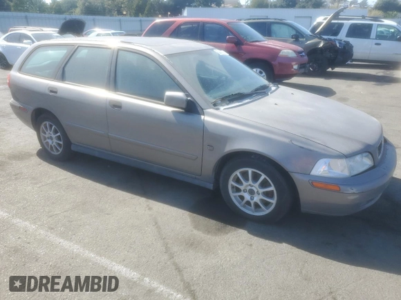 2004 Volvo V40 z VIN YV1VW27564F038086, wystawiony jako Copart lot #69464094 z przebiegiem 223 544 mil mil oraz Czysty tytuł • Clean title. Historia ofert i sprzedaży dostępna na DreamBid. Obrazek 4.