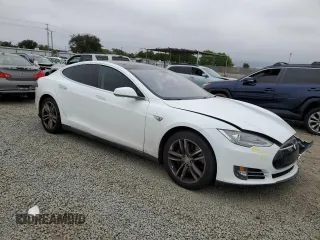 2013 Tesla Model S z VIN 5YJSA1DNXDFP21418, wystawiony jako Copart lot #59131655 z przebiegiem 106 428 mil mil oraz Szkoda całkowita • Salvage title. Historia ofert i sprzedaży dostępna na DreamBid. Obrazek 4.
