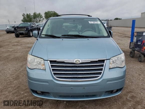 2010 Chrysler Town & Country Touring z VIN 2A4RR5D13AR404747, wystawiony jako Copart lot #57100735 z przebiegiem 220 550 mil mil oraz Szkoda całkowita • Salvage title. Historia ofert i sprzedaży dostępna na DreamBid. Obrazek 5.