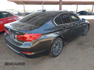 2019 BMW 5 Series 530i z VIN WBAJA5C52KWW20562, wystawiony jako IAAI lot #42075298 z przebiegiem Nie podano mil oraz . Historia ofert i sprzedaży dostępna na DreamBid. Obrazek 4.