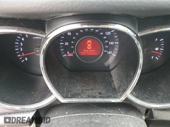 2013 Kia Optima LX z VIN 5XXGM4A73DG236538, wystawiony jako Copart lot #54799965 z przebiegiem 176 640 mil mil oraz Szkoda całkowita • Salvage title. Historia ofert i sprzedaży dostępna na DreamBid. Obrazek 9.