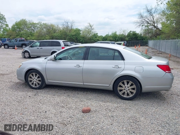 2007 Toyota Avalon XL z VIN 4T1BK36B77U198619, wystawiony jako IAAI lot #42204373 z przebiegiem 348 721 mil mil oraz . Historia ofert i sprzedaży dostępna na DreamBid. Obrazek 14.
