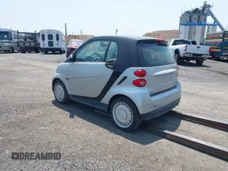 2015 Smart fortwo Passion z VIN WMEEJ3BA6FK793068, wystawiony jako IAAI lot #42007847 z przebiegiem 42 313 mil mil oraz . Historia ofert i sprzedaży dostępna na DreamBid. Obrazek 3.