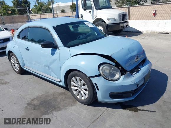 2015 Volkswagen Beetle Fleet Edition z VIN 3VWF17AT6FM639589, wystawiony jako IAAI lot #42538753 z przebiegiem 104 935 mil mil oraz . Historia ofert i sprzedaży dostępna na DreamBid. Obrazek 1.