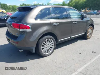 2011 Lincoln MKX z VIN 2LMDJ8JK4BBJ08331, wystawiony jako IAAI lot #42409884 z przebiegiem 214 304 mil mil oraz . Historia ofert i sprzedaży dostępna na DreamBid. Obrazek 4.