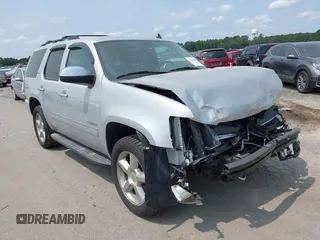 2013 Chevrolet Tahoe LTZ z VIN 1GNSKCE0XDR327432, wystawiony jako IAAI lot #42356807 z przebiegiem 126 000 mil mil oraz . Historia ofert i sprzedaży dostępna na DreamBid. Obrazek 1.