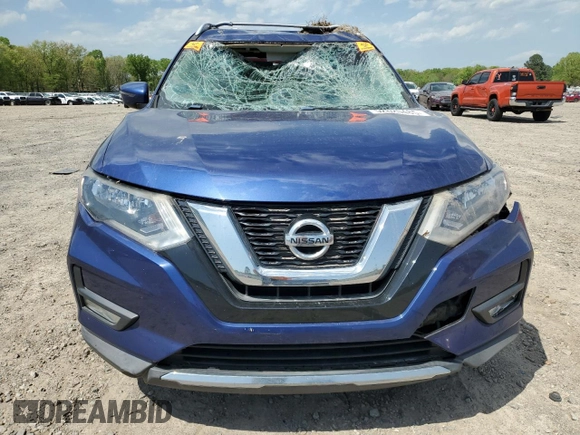 2017 Nissan Rogue SV z VIN KNMAT2MT4HP558206, wystawiony jako Copart lot #52620485 z przebiegiem Nie podano mil oraz Nie do naprawy. Historia ofert i sprzedaży dostępna na DreamBid. Obrazek 5.