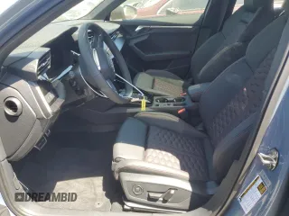 2024 Audi RS 3 z VIN WUAG4DGY6RA910025, wystawiony jako Copart lot #61962184 z przebiegiem 328 mil mil oraz Szkody całkowita. Historia ofert i sprzedaży dostępna na DreamBid. Obrazek 7.