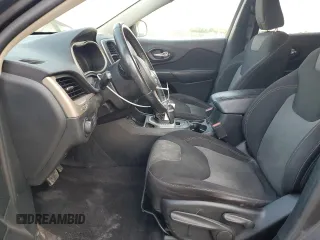 2017 Jeep Cherokee Altitude z VIN 1C4PJLAS0HW561692, wystawiony jako Copart lot #59220135 z przebiegiem 114 141 mil mil oraz Szkoda całkowita • Salvage title. Historia ofert i sprzedaży dostępna na DreamBid. Obrazek 7.