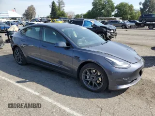 2022 Tesla Model 3 z VIN 5YJ3E1EA2NF318667, wystawiony jako Copart lot #49469145 z przebiegiem 48 242 mil mil oraz Szkoda całkowita • Salvage title. Historia ofert i sprzedaży dostępna na DreamBid. Obrazek 4.