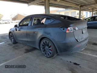 2024 Tesla Model Y Performance z VIN 7SAYGDEFXRF037934, wystawiony jako Copart lot #52126255 z przebiegiem 27 366 mil mil oraz Szkoda całkowita • Salvage title. Historia ofert i sprzedaży dostępna na DreamBid. Obrazek 2.