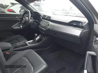 2020 Audi Q3 Premium z VIN WA1AECF32L1061271, wystawiony jako IAAI lot #42038795 z przebiegiem 23 902 mil mil oraz . Historia ofert i sprzedaży dostępna na DreamBid. Obrazek 5.