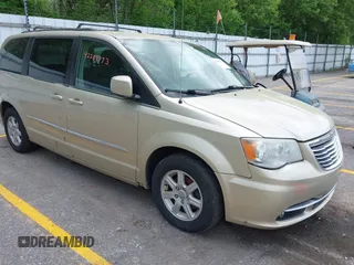 2011 Chrysler Town & Country Touring z VIN 2A4RR5DG7BR701607, wystawiony jako IAAI lot #42287773 z przebiegiem 198 295 mil mil oraz . Historia ofert i sprzedaży dostępna na DreamBid. Obrazek 1.