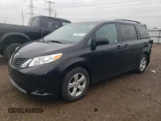 2014 Toyota Sienna LE AAS z VIN 5TDKK3DC6ES525559, wystawiony jako Copart lot #57509115 z przebiegiem 129 137 mil mil oraz Szkoda całkowita • Salvage title. Historia ofert i sprzedaży dostępna na DreamBid. Obrazek 1.