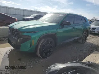2024 BMW XM z VIN 5YM23CS05R9V07202, wystawiony jako Copart lot #42382675 z przebiegiem 10 028 mil mil oraz Szkody całkowita. Historia ofert i sprzedaży dostępna na DreamBid. Obrazek 1.