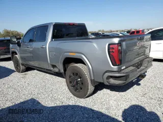 2025 GMC Sierra 2500HD AT4 z VIN 1GT4UPEY8SF101946, wystawiony jako Copart lot #44000195 z przebiegiem 1 238 mil mil oraz Nie do naprawy • Non repairable. Historia ofert i sprzedaży dostępna na DreamBid. Obrazek 2.