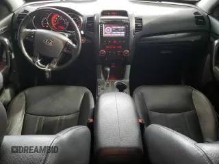 2013 Kia Sorento SX z VIN 5XYKWDA23DG369367, wystawiony jako Copart lot #57721075 z przebiegiem 133 560 mil mil oraz Szkoda całkowita • Salvage title. Historia ofert i sprzedaży dostępna na DreamBid. Obrazek 8.