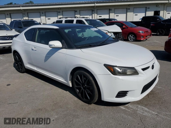 2013 Scion tC z VIN JTKJF5C73D3046010, wystawiony jako Copart lot #68684194 z przebiegiem 121 174 mil mil oraz Szkody całkowita. Historia ofert i sprzedaży dostępna na DreamBid. Obrazek 4.