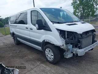 2024 Ford Transit Passenger XL z VIN 1FBAX2YG3RKA03185, wystawiony jako IAAI lot #42483087 z przebiegiem 42 626 mil mil oraz . Historia ofert i sprzedaży dostępna na DreamBid. Obrazek 1.