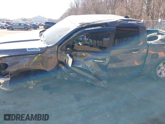 2019 Ram 1500 Big Horn z VIN 1C6RRFFG7KN755373, wystawiony jako IAAI lot #41764161 z przebiegiem 116 804 mil mil oraz . Historia ofert i sprzedaży dostępna na DreamBid. Obrazek 6.