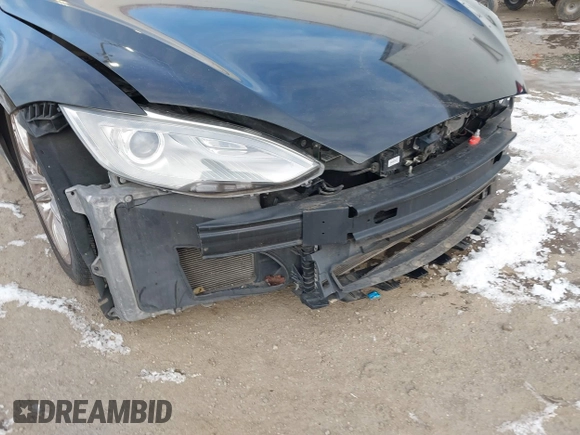 2013 Tesla Model S с VIN 5YJSA1AG2DFP11228, выставлен на аукционе IAAI как лот 41339370 с пробегом 121 237 миль миль и . История ставок и продаж доступна на DreamBid. Изображение 19.