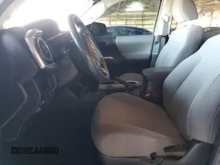 2017 Toyota Tacoma SR5 z VIN 3TMAZ5CN4HM047927, wystawiony jako Copart lot #54748255 z przebiegiem 87 906 mil mil oraz Szkoda całkowita • Salvage title. Historia ofert i sprzedaży dostępna na DreamBid. Obrazek 7.
