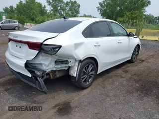 2024 Kia Forte LXS z VIN 3KPF24AD8RE742602, wystawiony jako IAAI lot #42473045 z przebiegiem 8 775 mil mil oraz . Historia ofert i sprzedaży dostępna na DreamBid. Obrazek 4.