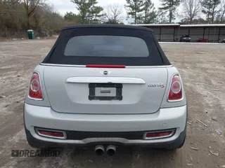 2011 MINI Convertible S с VIN WMWZP3C55BTX82922, выставлен на аукционе IAAI как лот 41408777 с пробегом 82 764 миль миль и . История ставок и продаж доступна на DreamBid. Изображение 16.