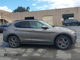 2019 Alfa Romeo Stelvio z VIN ZASPAJAN2K7C48523, wystawiony jako IAAI lot #42246378 z przebiegiem 46 546 mil mil oraz . Historia ofert i sprzedaży dostępna na DreamBid. Obrazek 13.