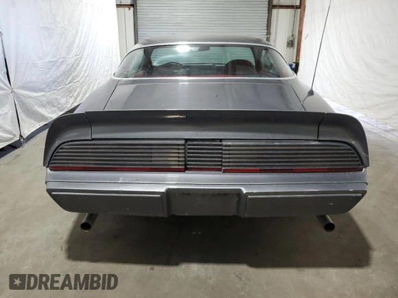 1981 Pontiac Firebird z VIN 1G2AS87A4BN117926, wystawiony jako Copart lot #63220014 z przebiegiem 54 759 mil mil oraz Czysty tytuł • Clean title. Historia ofert i sprzedaży dostępna na DreamBid. Obrazek 6.